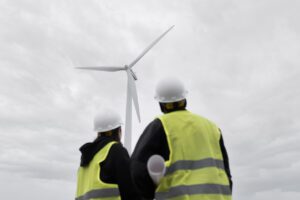 Corfo convoca a postular a 500 becas de especialización en energía solar fotovoltaica y eólica