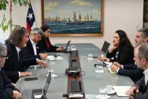 Corfo y Albemarle sostienen reunión para abordar estrategia nacional del litio