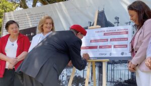 Entregan tarjeta con beneficios para ex mineros de Lota